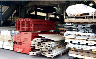 積み重なった大量のリサイクル建材